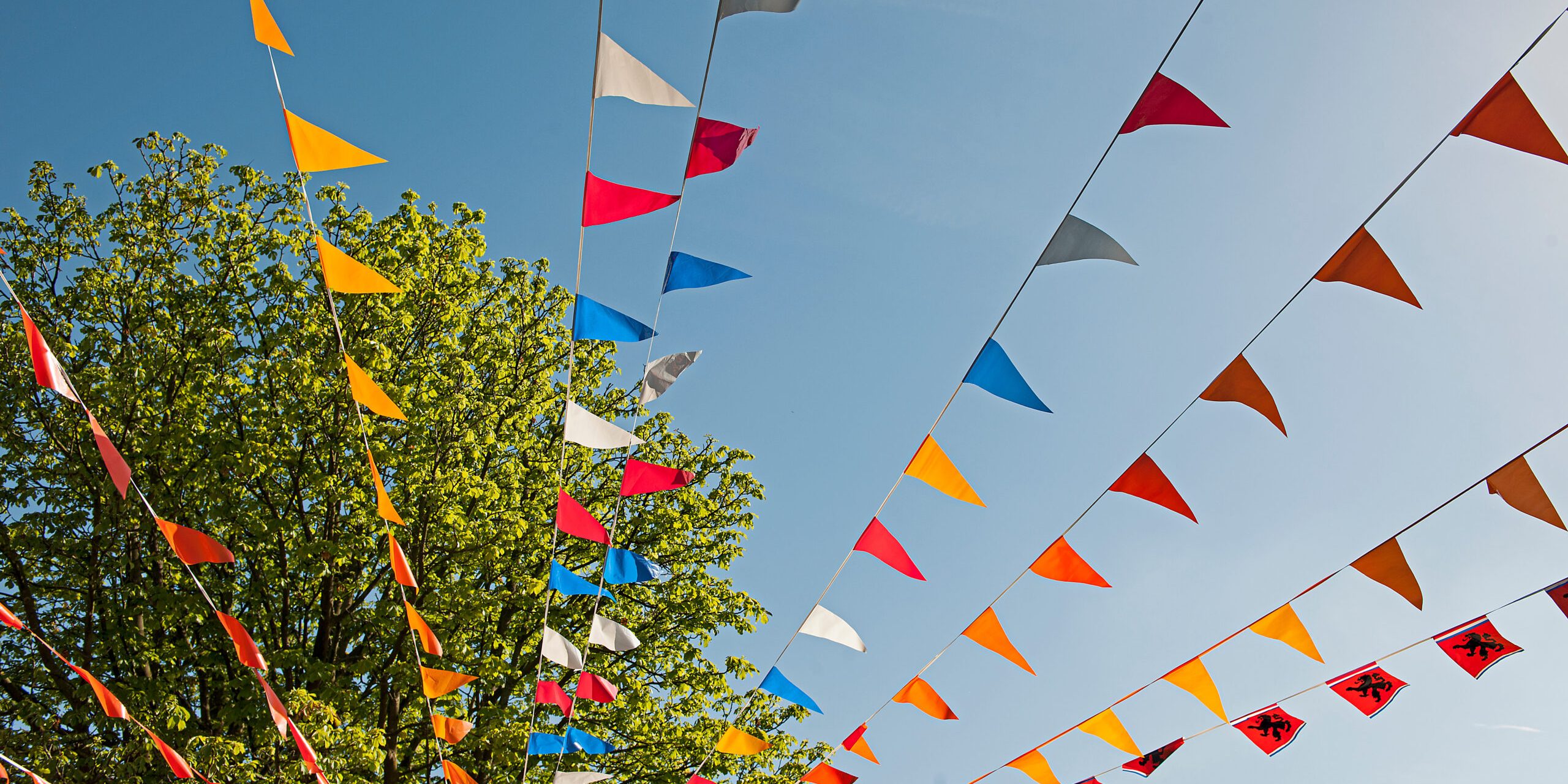 Farbige Fähnchendekoration in Hilversum, Niederlande
