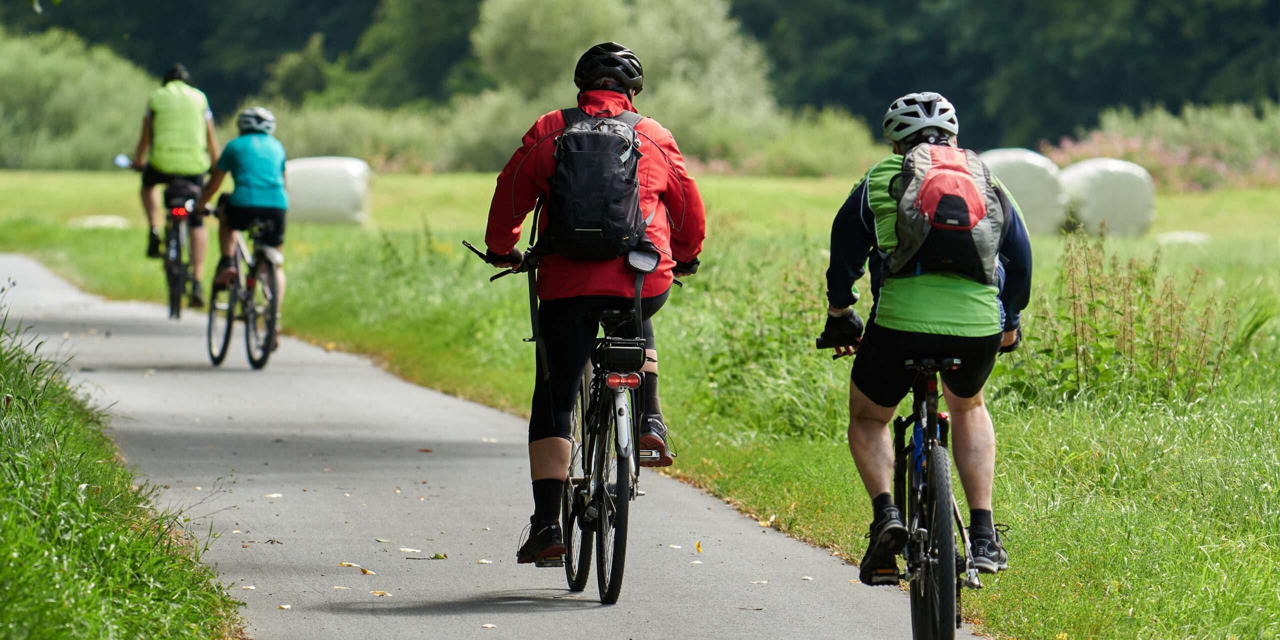 Radfahrer unterwegs auf dem Lahn-Radweg im sonnigen Spätsommer